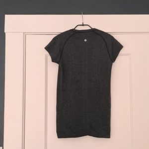 Lululemon Swiftly Tech Short Sleeve Shirt in Size 6, Dark Grey